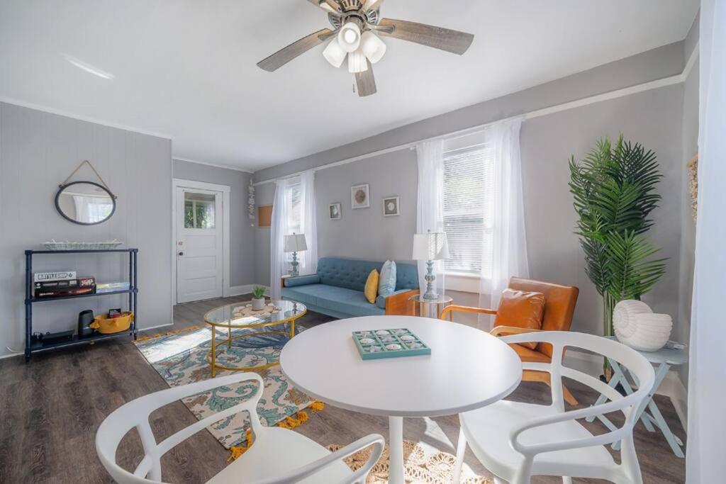 Serene Beachy With Large Screened Porch! Holiday home *