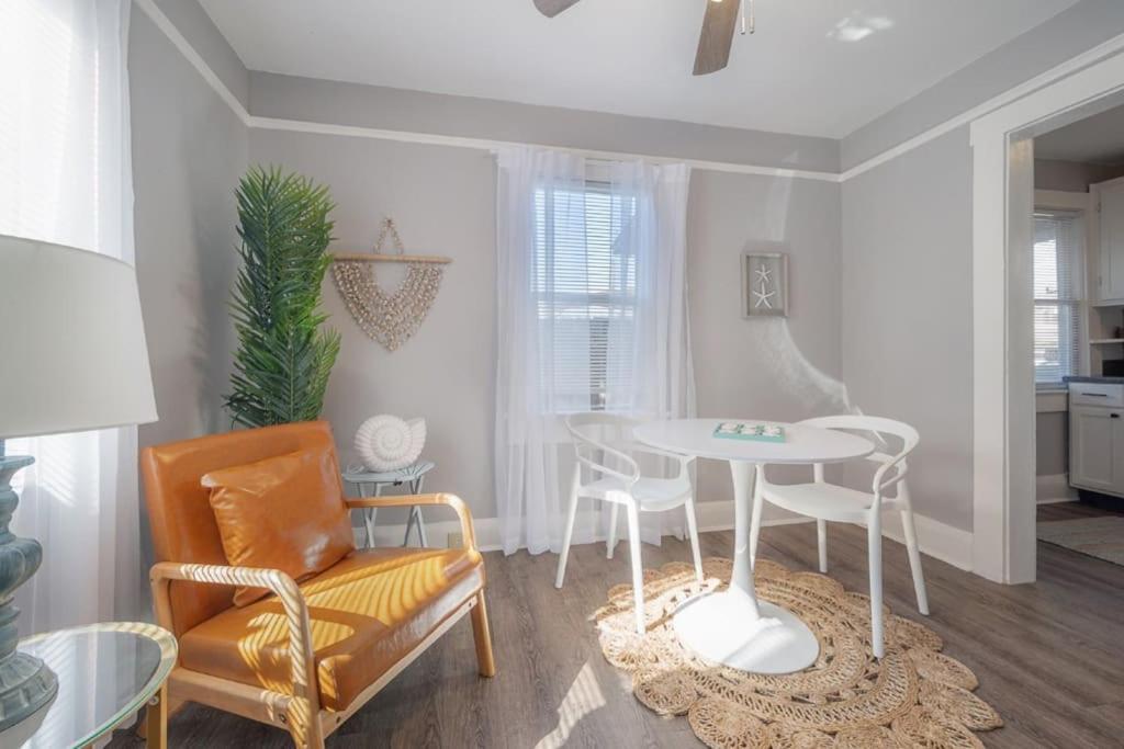 Serene Beachy With Large Screened Porch! Holiday home *
