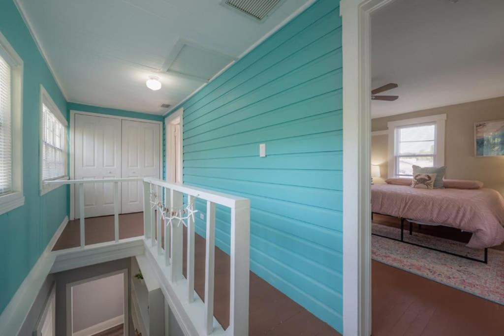 Serene Beachy With Large Screened Porch! Holiday home