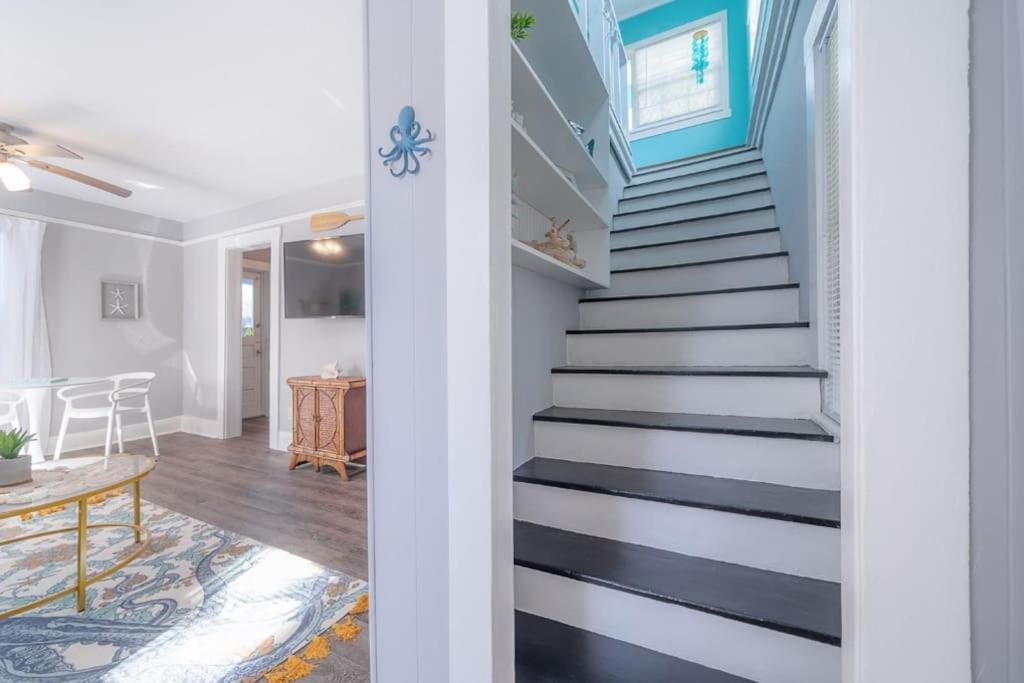 Serene Beachy With Large Screened Porch! * Tampa