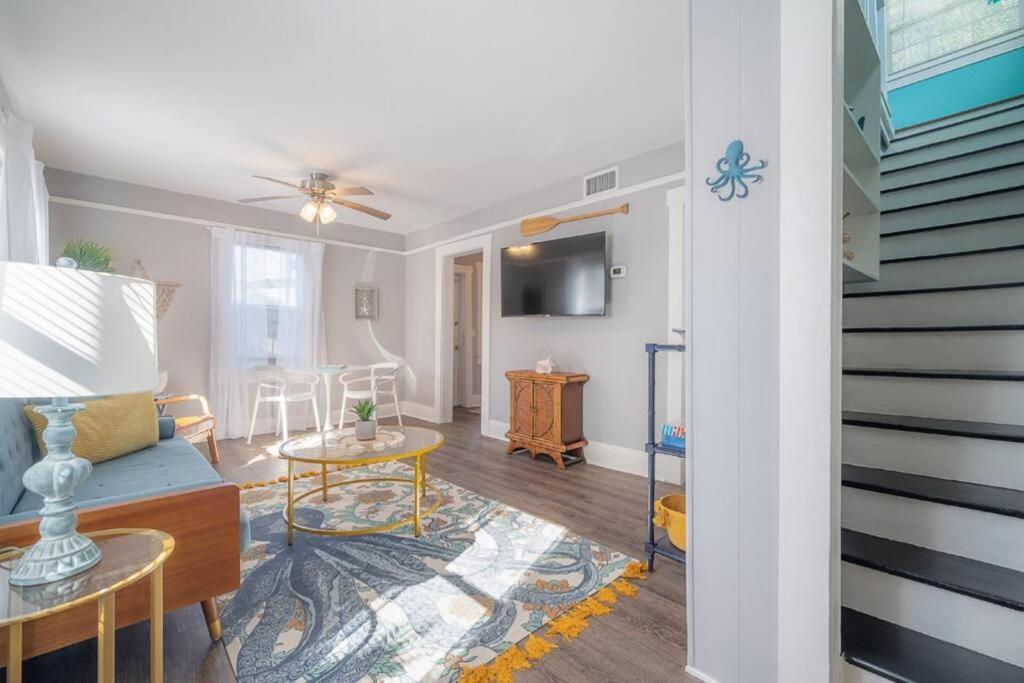 Serene Beachy With Large Screened Porch! *