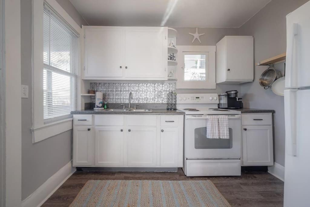 Serene Beachy With Large Screened Porch! Holiday home
