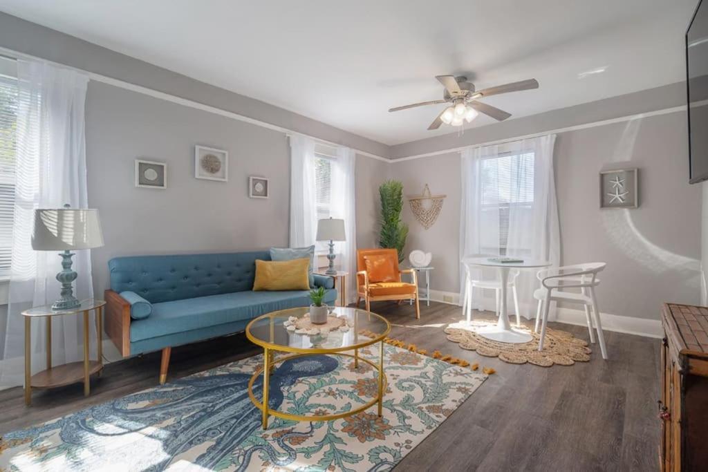 Serene Beachy With Large Screened Porch! Holiday home Tampa