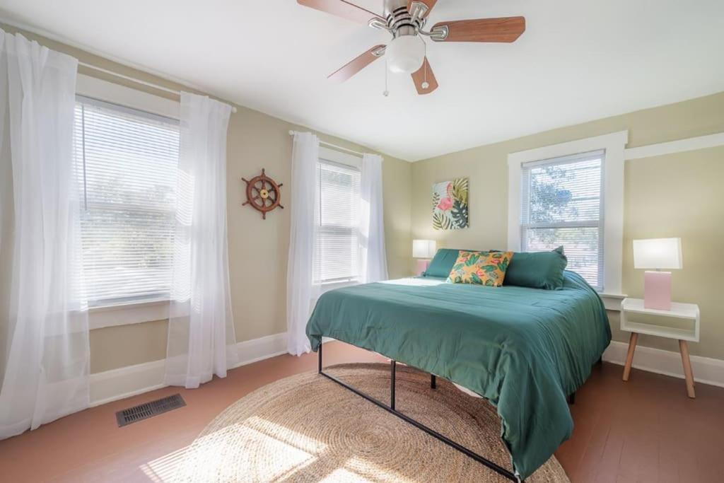 Serene Beachy With Large Screened Porch! Holiday home